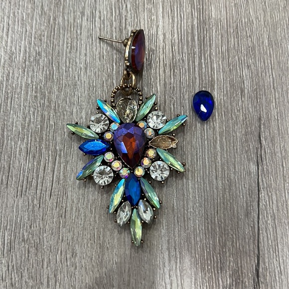 Costume Earrings - Picture 4 of 4